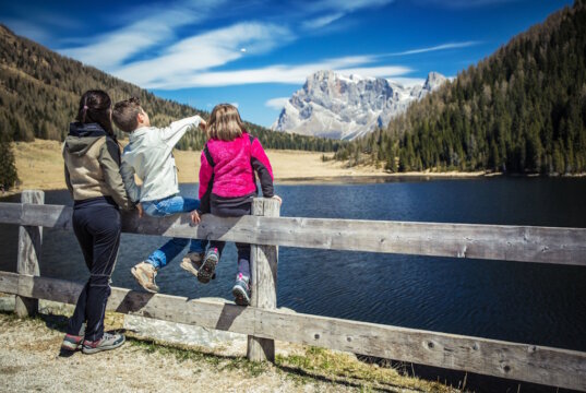 Verträumte Seen, idyllische Dörfer und kulinarische Highlights – das Trentino im Norden Italiens ist ein Paradies für Paare, die besondere Momente in atemberaubender Kulisse erleben möchten. (Foto: © Tommaso Prugnola)