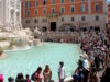 Touristenmassen am Trevi-Brunnen in Rom – aufgenommen im Sommer 2022, noch vor der Einführung möglicher Zugangsbeschränkungen und geplanter Umbauten. (Foto: © Bastian Glumm)