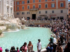 Touristenmassen am Trevi-Brunnen in Rom – aufgenommen im Sommer 2022, noch vor der Einführung möglicher Zugangsbeschränkungen und geplanter Umbauten. (Foto: © Bastian Glumm)