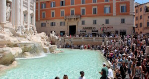 Touristenmassen am Trevi-Brunnen in Rom – aufgenommen im Sommer 2022, noch vor der Einführung möglicher Zugangsbeschränkungen und geplanter Umbauten. (Foto: © Bastian Glumm)