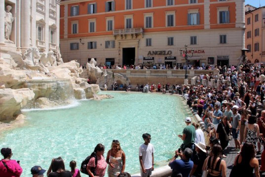Touristenmassen am Trevi-Brunnen in Rom – aufgenommen im Sommer 2022, noch vor der Einführung möglicher Zugangsbeschränkungen und geplanter Umbauten. (Foto: © Bastian Glumm)