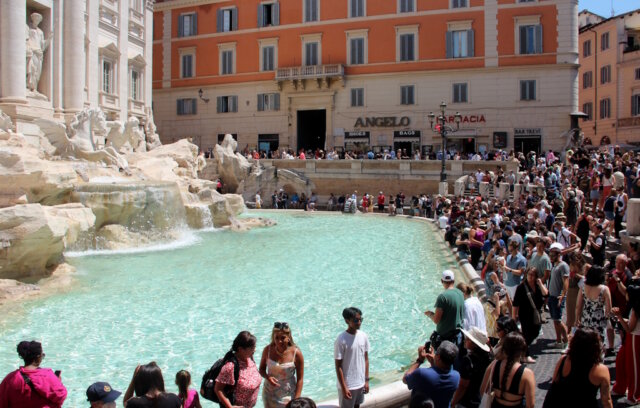 Touristenmassen am Trevi-Brunnen in Rom – aufgenommen im Sommer 2022, noch vor der Einführung möglicher Zugangsbeschränkungen und geplanter Umbauten. (Foto: © Bastian Glumm)