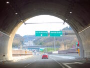 Italien unter der Erde – Die verborgene Welt der Tunnel Blick aus einem Tunnel auf der A1/E35 in Richtung Florenz: Der Apennin-Abschnitt der Autostrada del Sole gilt als einer der technisch anspruchsvollsten Italiens. (Foto: © ChiccoDodiFC /Adobe Stock)