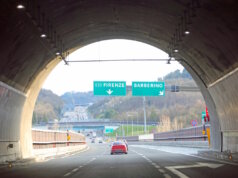 Italien unter der Erde – Die verborgene Welt der Tunnel Blick aus einem Tunnel auf der A1/E35 in Richtung Florenz: Der Apennin-Abschnitt der Autostrada del Sole gilt als einer der technisch anspruchsvollsten Italiens. (Foto: © ChiccoDodiFC /Adobe Stock)