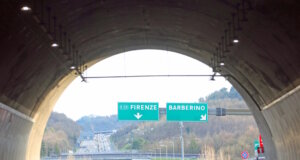 Italien unter der Erde – Die verborgene Welt der Tunnel Blick aus einem Tunnel auf der A1/E35 in Richtung Florenz: Der Apennin-Abschnitt der Autostrada del Sole gilt als einer der technisch anspruchsvollsten Italiens. (Foto: © ChiccoDodiFC /Adobe Stock)