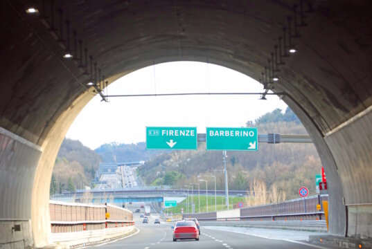 Blick aus einem Tunnel auf der A1/E35 in Richtung Florenz: Der Apennin-Abschnitt der Autostrada del Sole gilt als einer der technisch anspruchsvollsten Italiens. (Foto: © ChiccoDodiFC /Adobe Stock)