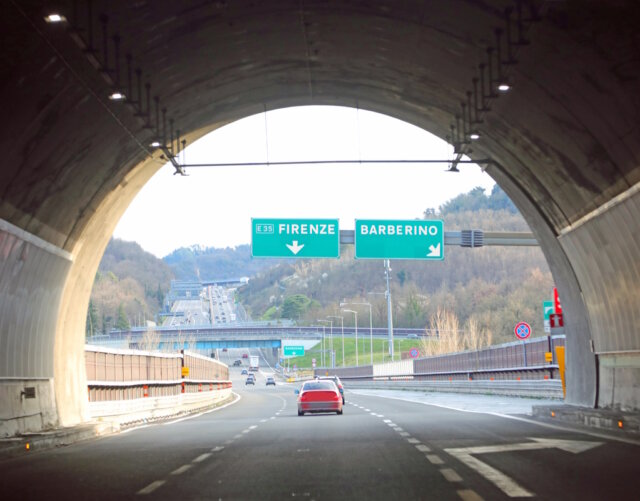 tunnel-italien-firenze Blick aus einem Tunnel auf der A1/E35 in Richtung Florenz: Der Apennin-Abschnitt der Autostrada del Sole gilt als einer der technisch anspruchsvollsten Italiens. (Foto: © ChiccoDodiFC /Adobe Stock)