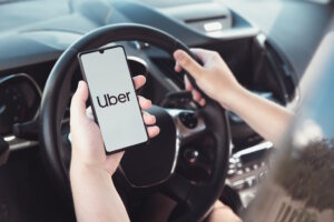 Über die App unterwegs: In vielen italienischen Städten vermittelt Uber keine Privatfahrer, sondern lizenzierte NCC-Chauffeure. Oft mit deutlich höherem Service-Niveau. (Symbolfoto: © Proxima Studio / Adobe Stock)