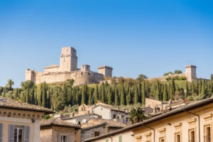 Rocca Maggiore in Assisi. Die imposante Festung thront hoch über der Stadt Assisi und bietet einen weiten Blick über das umbrische Tal. (Foto: © Simone Antonazzo / ENIT SpA )