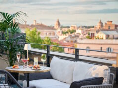 Aperitivo mit Aussicht: Von der Dachterrasse des "Trastevere Roma | UNA Esperienze" eröffnet sich im Herbst ein traumhafter Blick über die Dächer Roms. (Foto: © UNA Italian Hospitality)