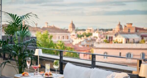 Aperitivo mit Aussicht: Von der Dachterrasse des "Trastevere Roma | UNA Esperienze" eröffnet sich im Herbst ein traumhafter Blick über die Dächer Roms. (Foto: © UNA Italian Hospitality)