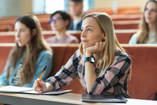 Studium in Italien: Bewerbung, Studiengebühren und Hochschulsystem sind zentrale Themen für deutsche Studentinnen und Studenten. (Foto: © Gorodenkoff / Adobe Stock)