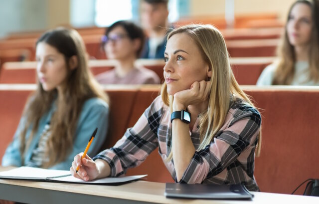 Studium in Italien: Bewerbung, Studiengebühren und Hochschulsystem sind zentrale Themen für deutsche Studentinnen und Studenten. (Foto: © Gorodenkoff / Adobe Stock)