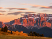 Abendliche Farbenpracht im Val Gardena: Die ‚Burning Dolomites‘ lassen die Felsen der Dolomiten in leuchtendem Orange und Rot erstrahlen. (Foto: © Val Gardena / Lukas Runggaldier)