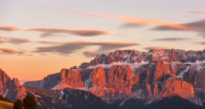 Abendliche Farbenpracht im Val Gardena: Die ‚Burning Dolomites‘ lassen die Felsen der Dolomiten in leuchtendem Orange und Rot erstrahlen. (Foto: © Val Gardena / Lukas Runggaldier)