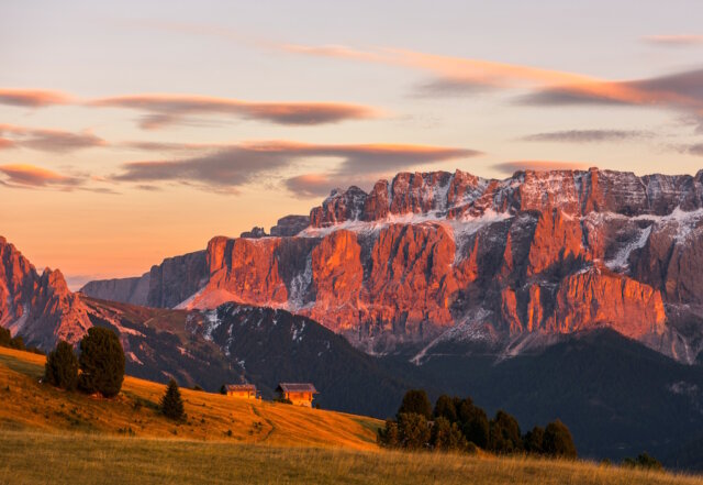 val-gardena-dolomiten Abendliche Farbenpracht im Val Gardena: Die ‚Burning Dolomites‘ lassen die Felsen der Dolomiten in leuchtendem Orange und Rot erstrahlen. (Foto: © Val Gardena / Lukas Runggaldier)