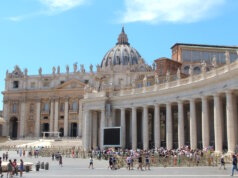 Petersdom in Rom: Zum 400-jährigen Weihejubiläum setzt der Vatikan auf ein digitales Ökosystem, das Besucherströme besser steuern und das spirituelle Erlebnis modern begleiten soll. (Foto: © Bastian Glumm)