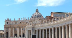 Petersdom in Rom: Zum 400-jährigen Weihejubiläum setzt der Vatikan auf ein digitales Ökosystem, das Besucherströme besser steuern und das spirituelle Erlebnis modern begleiten soll. (Foto: © Bastian Glumm)