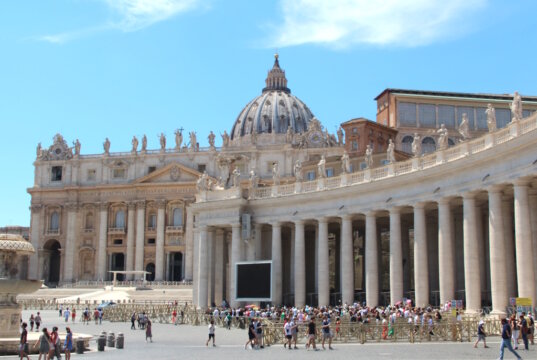 Petersdom in Rom: Zum 400-jährigen Weihejubiläum setzt der Vatikan auf ein digitales Ökosystem, das Besucherströme besser steuern und das spirituelle Erlebnis modern begleiten soll. (Foto: © Bastian Glumm)