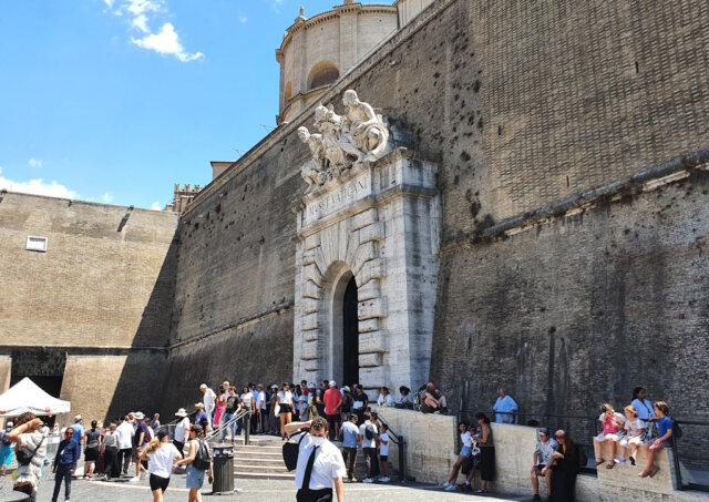 vatikanischen-museen-vatikan-vaticano-rom (1) Es ist ein seltsames Gefühl, wenn man vor den Mauern des Vatikans steht. Der Blick schweift über die gewaltige Architektur, doch das wirklich Faszinierende liegt verborgen dahinter: Die Vatikanischen Museen. (Foto: © Bastian Glumm)