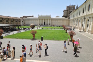 Der Rundgang findet um den Innenhof der Vatikanischen Museen statt. Wer eine Pause einlegen möchte, kann das im Museumscafé im Cortile della Pigna (li. am Rand des Fotos) tun. (Foto: © Bastian Glumm)