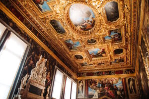 Dusking im Dogenpalast in Venedig: prunkvolle Räume erleben, wenn am Abend Ruhe einkehrt und Kunst und Architektur intensiver wirken. (Foto: © GetYourGuide)