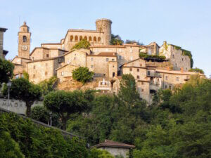 Blick auf die historische Ortslage von Bagnone in der Lunigiana: steinerne Häuser, enge Strukturen und viel gewachsene Architektur prägen das Bild. (Foto: © Dietmar W. Brandt)