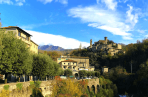 Bagnone mit Brücke, Flusslauf und Höhenlage: typisch für die bergige, grüne Landschaft der Lunigiana zwischen Apennin und Küste. (Foto: © Dietmar W. Brandt)