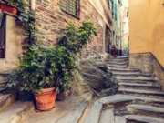 Treppen sind in italienischen Orten allgegenwärtig, wie hier in Cinque Terre. Fast jedes Städtchen klebt hier an einem Hügel oder einer Klippe. (Foto: © Photocreo Bednarek/Adobe Stock)