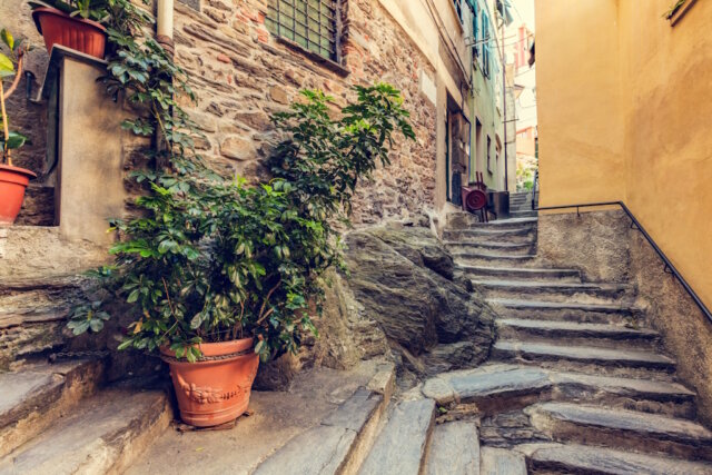 Treppen sind in italienischen Orten allgegenwärtig, wie hier in Cinque Terre. Fast jedes Städtchen klebt hier an einem Hügel oder einer Klippe. (Foto: © Photocreo Bednarek/Adobe Stock)