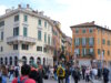 Frühling in der Altstadt von Verona: Zwischen historischen Fassaden und ersten warmen Sonnenstunden füllen sich Plätze und Gassen wieder mit Touristen und Einheimischen. (Foto: © Bastian Glumm)