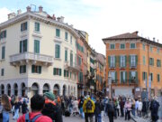 Frühling in der Altstadt von Verona: Zwischen historischen Fassaden und ersten warmen Sonnenstunden füllen sich Plätze und Gassen wieder mit Touristen und Einheimischen. (Foto: © Bastian Glumm)