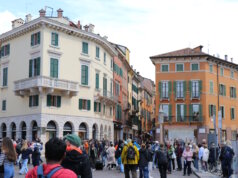 Frühling in der Altstadt von Verona: Zwischen historischen Fassaden und ersten warmen Sonnenstunden füllen sich Plätze und Gassen wieder mit Touristen und Einheimischen. (Foto: © Bastian Glumm)