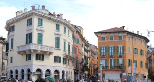 Frühling in der Altstadt von Verona: Zwischen historischen Fassaden und ersten warmen Sonnenstunden füllen sich Plätze und Gassen wieder mit Touristen und Einheimischen. (Foto: © Bastian Glumm)