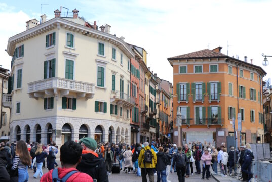 Frühling in der Altstadt von Verona: Zwischen historischen Fassaden und ersten warmen Sonnenstunden füllen sich Plätze und Gassen wieder mit Touristen und Einheimischen. (Foto: © Bastian Glumm)