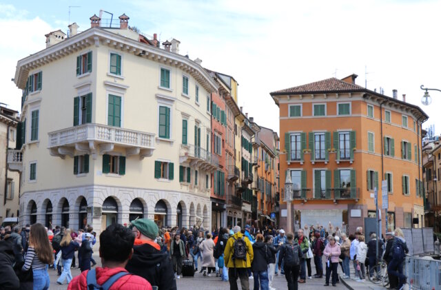 Frühling in der Altstadt von Verona: Zwischen historischen Fassaden und ersten warmen Sonnenstunden füllen sich Plätze und Gassen wieder mit Touristen und Einheimischen. (Foto: © Bastian Glumm)