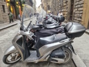 Wer in Italien unterwegs ist, kommt an ihnen nicht vorbei: Vespas, die links, rechts und mitten durch den Verkehr schwirren. (Foto: © Bastian Glumm)