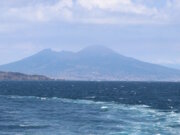 Vom offenen Meer aus zeigt sich der Vesuv in seiner ganzen Größe. Die sanft geschwungenen Flanken des Vulkans heben sich über der weitgezogenen Bucht von Neapel und schaffen ein eindrucksvolles Panorama, das Reisende schon seit Jahrhunderten fasziniert. (Foto: © Bastian Glumm)