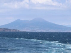 Vom offenen Meer aus zeigt sich der Vesuv in seiner ganzen Größe. Die sanft geschwungenen Flanken des Vulkans heben sich über der weitgezogenen Bucht von Neapel und schaffen ein eindrucksvolles Panorama, das Reisende schon seit Jahrhunderten fasziniert. (Foto: © Bastian Glumm)
