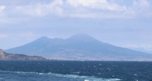 Vom offenen Meer aus zeigt sich der Vesuv in seiner ganzen Größe. Die sanft geschwungenen Flanken des Vulkans heben sich über der weitgezogenen Bucht von Neapel und schaffen ein eindrucksvolles Panorama, das Reisende schon seit Jahrhunderten fasziniert. (Foto: © Bastian Glumm)