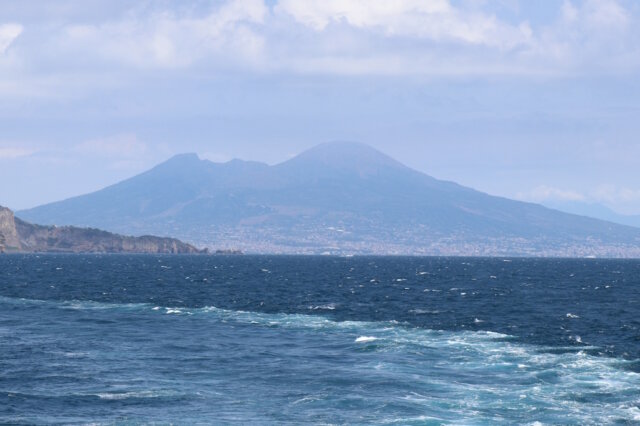 Vom offenen Meer aus zeigt sich der Vesuv in seiner ganzen Größe. Die sanft geschwungenen Flanken des Vulkans heben sich über der weitgezogenen Bucht von Neapel und schaffen ein eindrucksvolles Panorama, das Reisende schon seit Jahrhunderten fasziniert. (Foto: © Bastian Glumm)