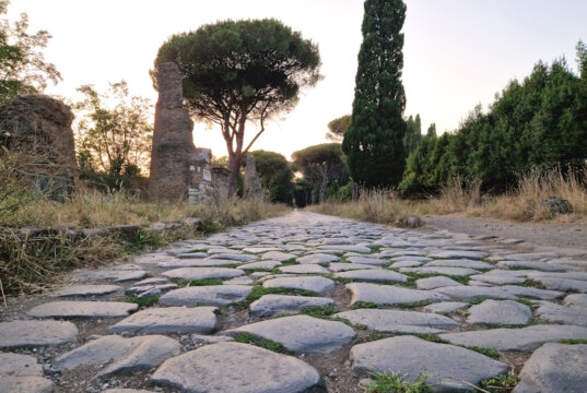 Die Via Appia Antica in Rom ist eine Art kilometerlanges Open-Air-Museum. Ein Spaziergang lohnt sich, es ist ein Reise in die Zeit des Alten Roms. (Foto: © Bastian Glumm)