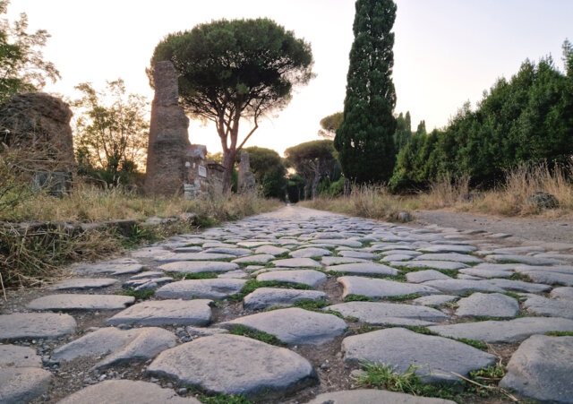 Die Via Appia Antica in Rom ist eine Art kilometerlanges Open-Air-Museum. Ein Spaziergang lohnt sich, es ist ein Reise in die Zeit des Alten Roms. (Foto: © Bastian Glumm)