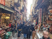 Die "Krippenstraße" Via San Gregorio Armeno in Neapel: Ein magischer Ort, an dem Krippenkunst und Tradition Weihnachten lebendig machen. (Foto: © Bastian Glumm)