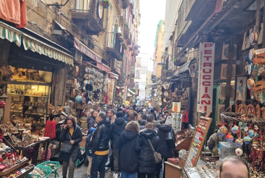 Die "Krippenstraße" Via San Gregorio Armeno in Neapel: Ein magischer Ort, an dem Krippenkunst und Tradition Weihnachten lebendig machen. (Foto: © Bastian Glumm)