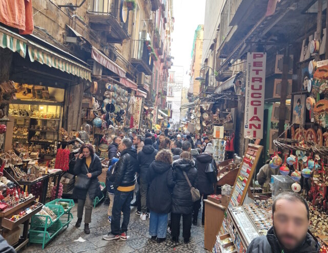 Die "Krippenstraße" Via San Gregorio Armeno in Neapel: Ein magischer Ort, an dem Krippenkunst und Tradition Weihnachten lebendig machen. (Foto: © Bastian Glumm)