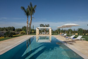 Das Herzstück der Außenanlage ist der 15 Meter lange, beheizbare Pool. (Foto: © Casa In Italia)