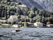 Am Comer See, zwischen Zypressen und alten Mauern, liegt die Villa Crotto. (Foto: © Casa In Italia)