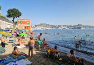 Unbeschränkter Zugang zum Strand wie hier in Pozzuoli (Kampanien) ist keine Selbstverständlichkeit mehr: In Sardinien etwa dürfen manche Strände wie Tuerredda nur mit Voranmeldung besucht werden. (Foto: © Bastian Glumm)