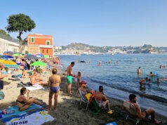 Ferragosto am Strand von Bacoli: Bunte Sonnenschirme, volle Ufer und mediterrane Sommerstimmung an der Küste Kampaniens. (Foto: © Bastian Glumm)